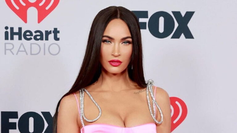 Megan Fox lleva corsé de transparencias e impacta en Los Ángeles