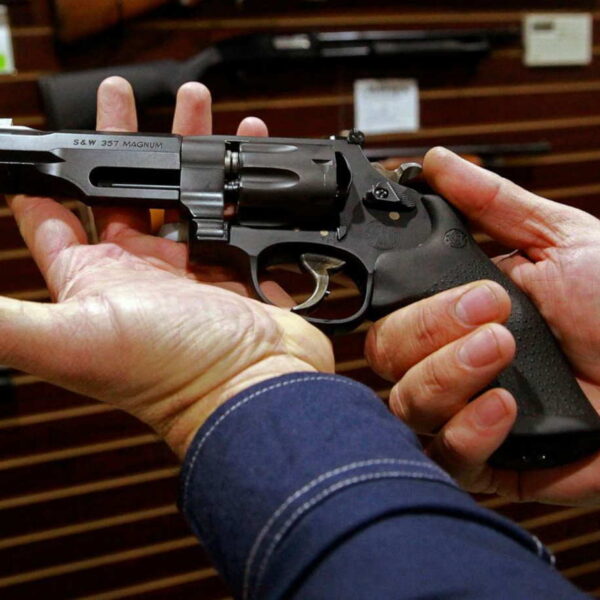 Condenan posible restricción de armas a personas transgénero