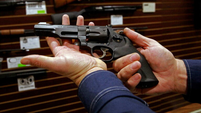 Condenan posible restricción de armas a personas transgénero