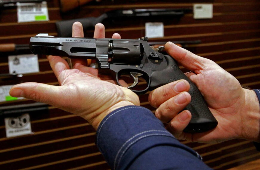 Condenan posible restricción de armas a personas transgénero