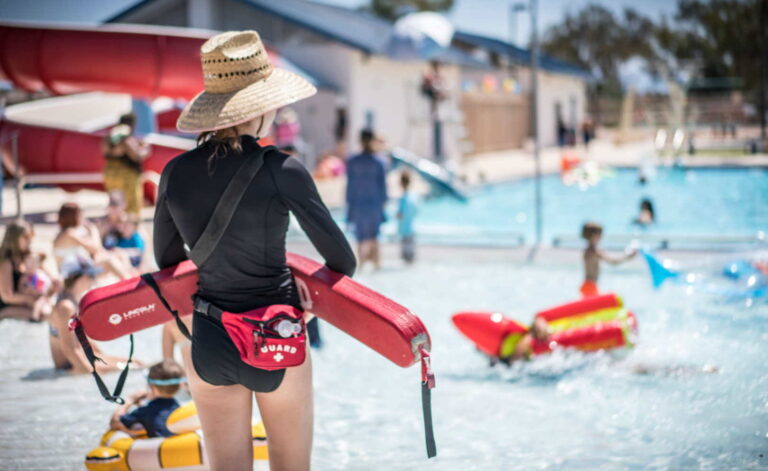 Phoenix abrirá 18 albercas públicas en el verano