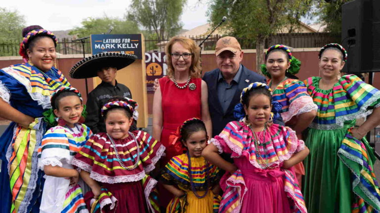 Goza Mark Kelly respaldo de latinos