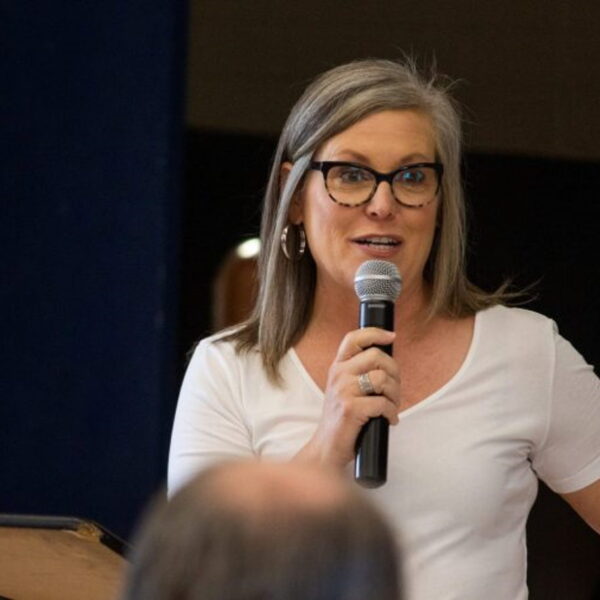 Gobernadora Katie Hobbs rompe su propio récord de vetos de leyes polémicas