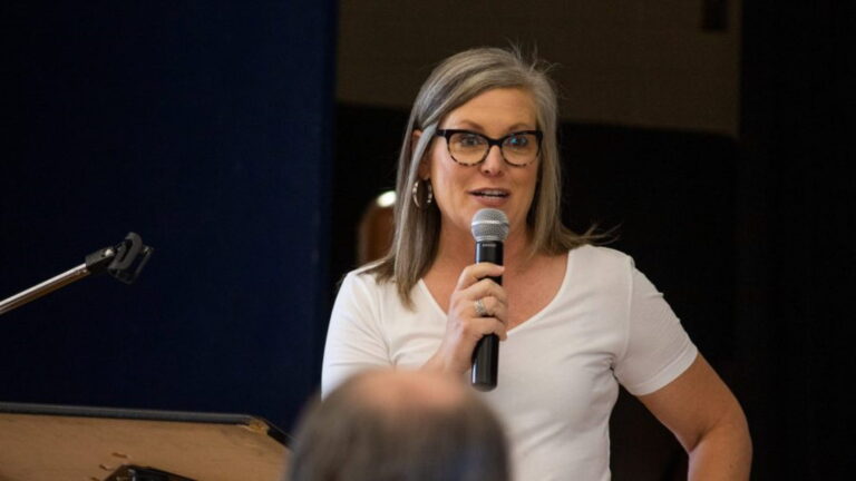 Gobernadora Katie Hobbs rompe su propio récord de vetos de leyes polémicas