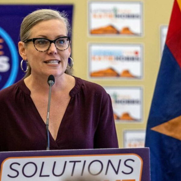 Gobernadora advierte los peligros de eliminar FEMA y su impacto en Arizona