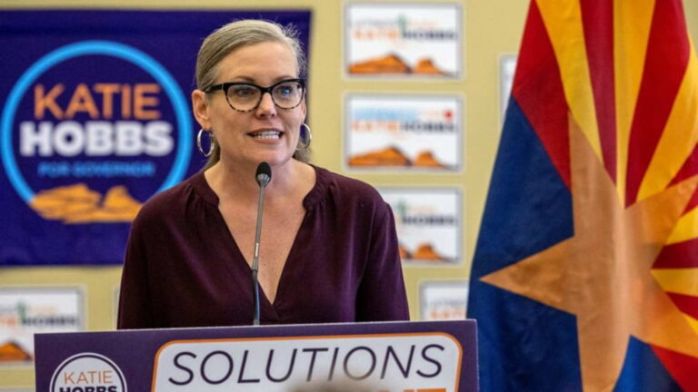 Gobernadora advierte los peligros de eliminar FEMA y su impacto en Arizona