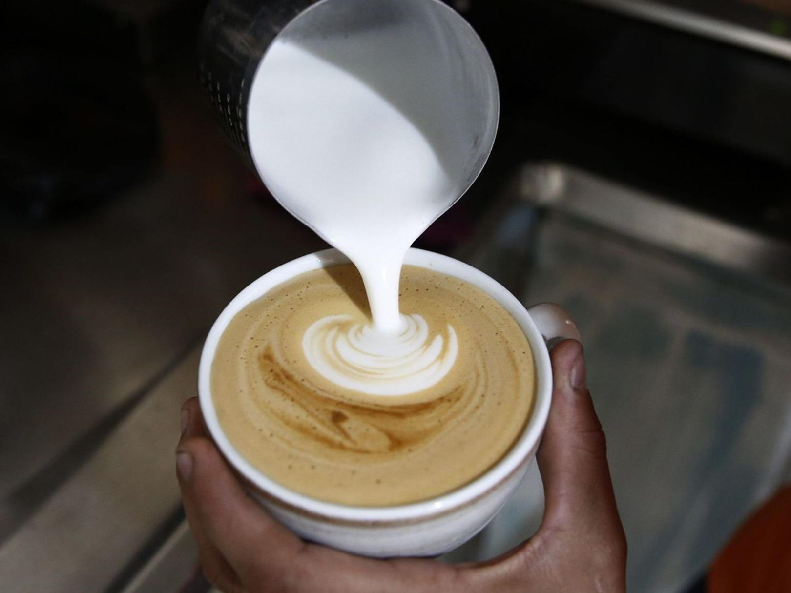 Tomar café con leche tiene beneficios para la salud
