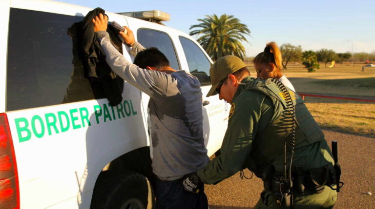 Arrestos de migrantes en la frontera caen en 2023
