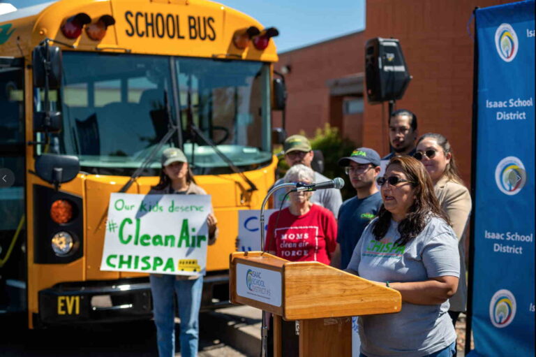 Van por autobuses escolares eléctricos limpios