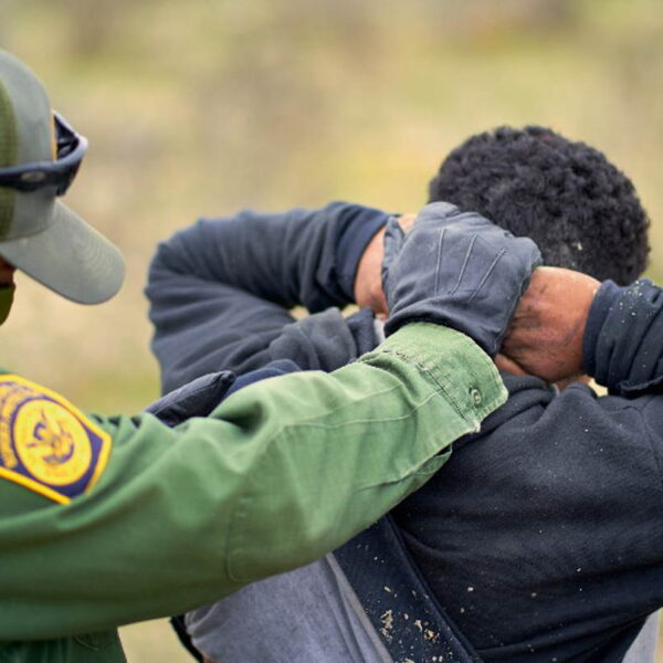 Disminuyen arrestos en frontera luego que los asilos han sido suspendidos