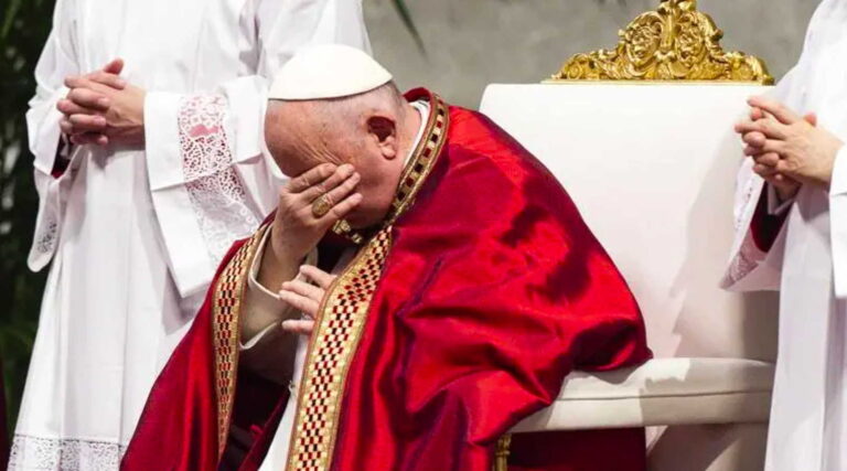 Papa Francisco continúa con sus labores a pesar de su salud