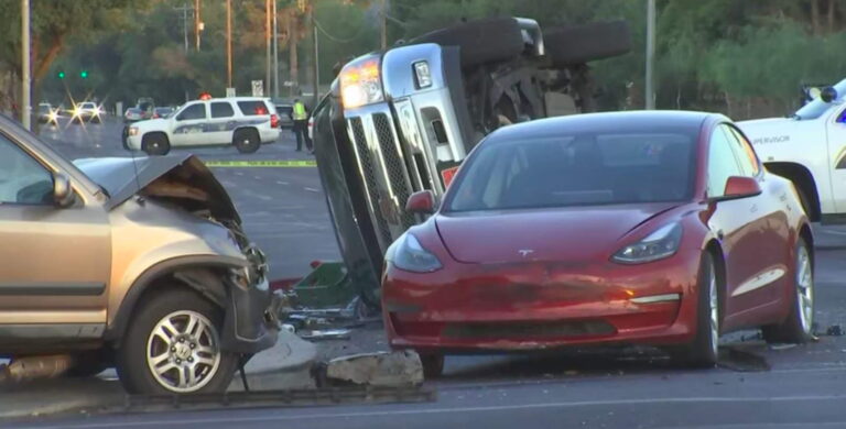 Persona muere en accidente en 16 St. y Thomas Rd.