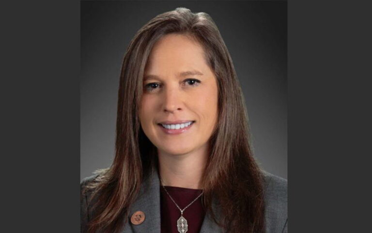 Regresa controversial senadora