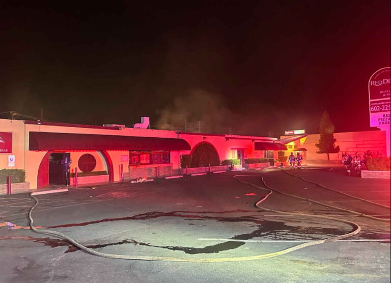 Incendio consume varios locales comerciales en el centro de Phoenix