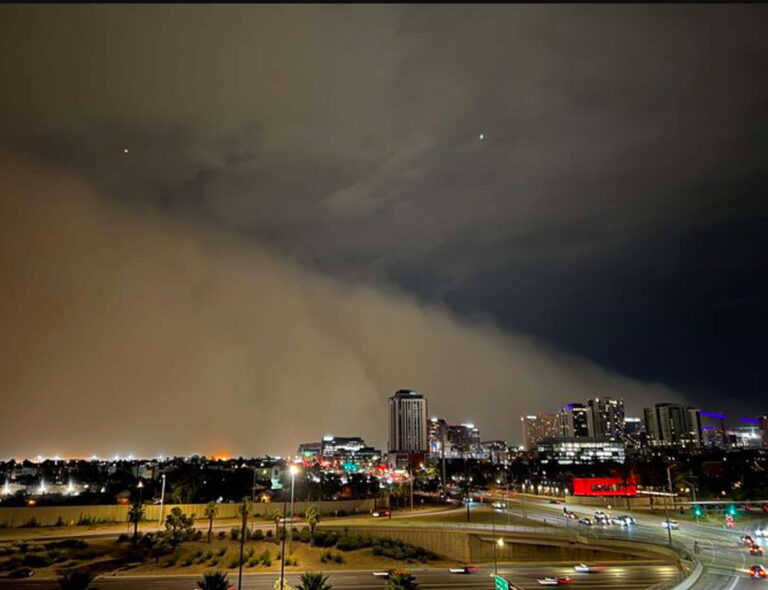 Tormenta nocturna deja sin luz a miles de residentes en Phoenix