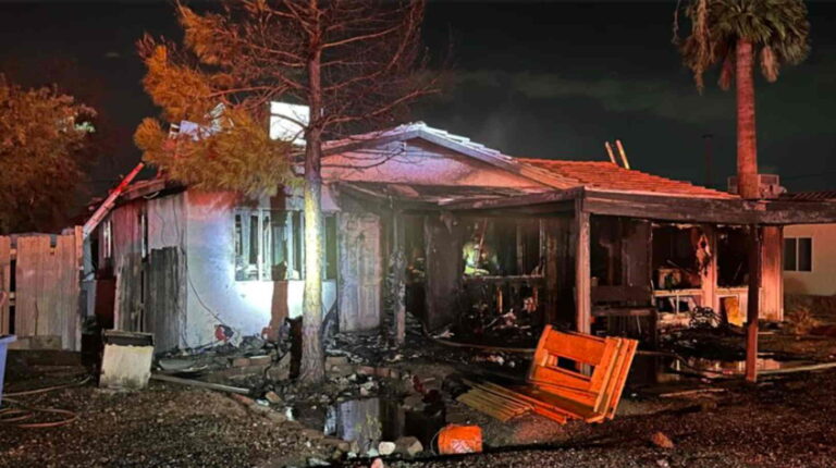 Un bombero hospitalizado y la muerte de una mascota dejó un incendio en Phoenix