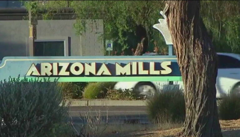Golpiza a empleado de tienda en el Arizona Mills