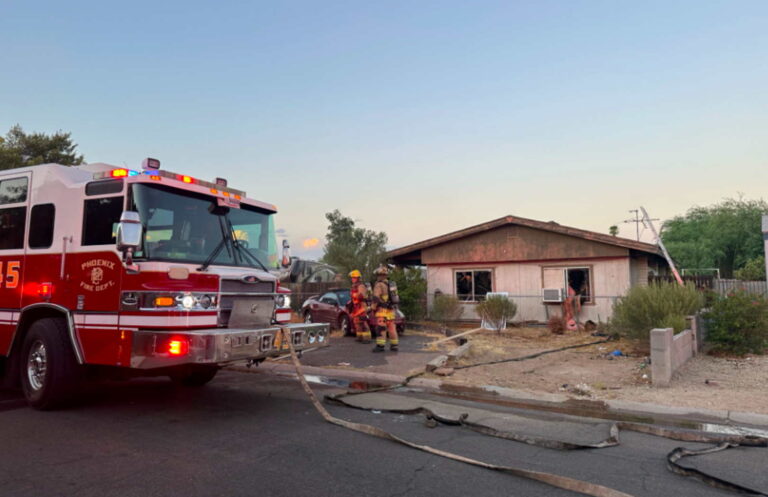 Incendio en casa en Phoenix deja a mujer hospitalizada