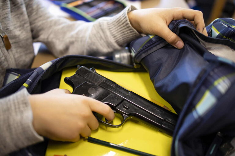 Analizarán problema de armas en escuelas