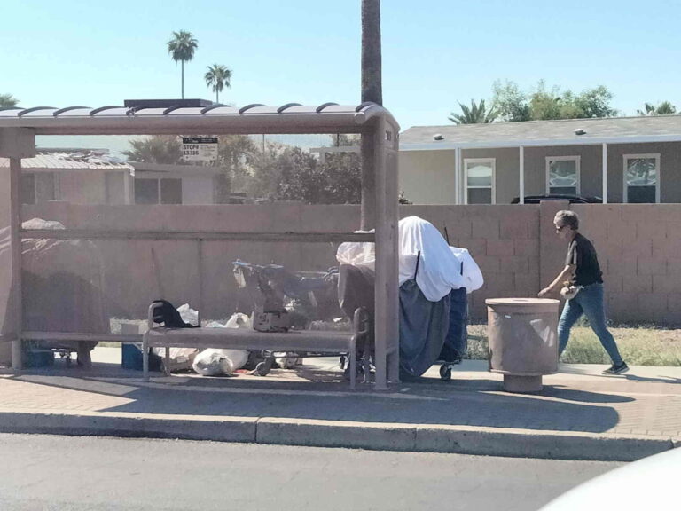 Apuñalan a hombre en campamento de homeless