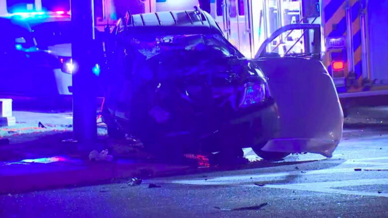 Dos heridos graves en accidente en Ave. 47 y Northern
