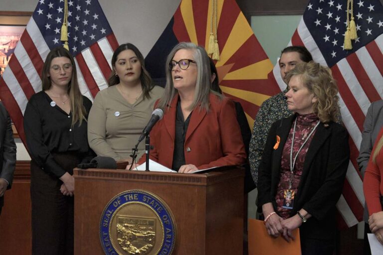 Pide Gobernadora Hobbs renovación de Prop 123