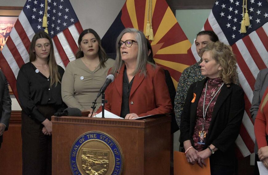 Pide Gobernadora Hobbs renovación de Prop 123