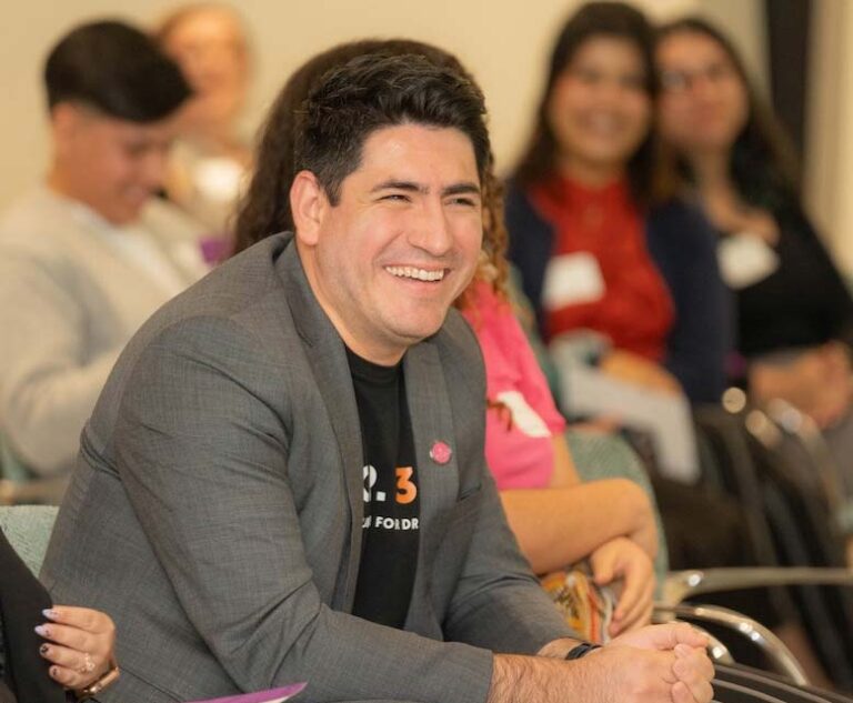 Batallan para obtener ayuda FAFSA