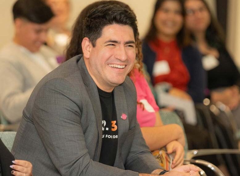 Batallan para obtener ayuda FAFSA