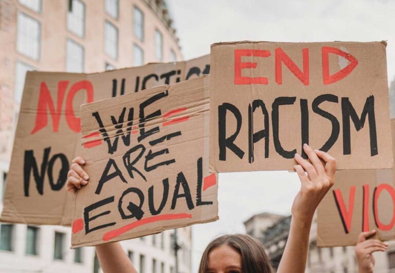 Alzan la voz contra el racismo