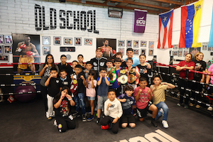 Oscar Valdez y Sergio Rodríguez visitan escuela de box en el Valle