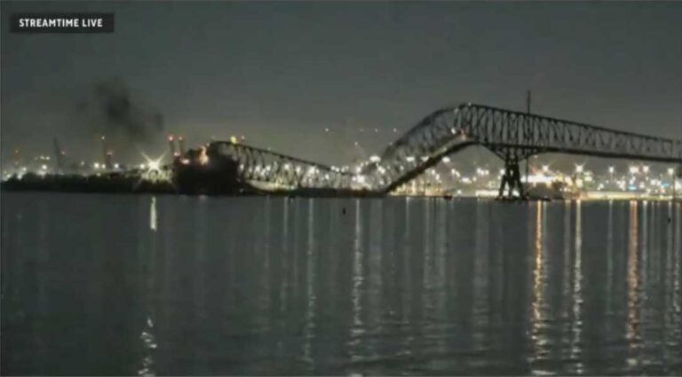 Mueren 6 en derrumbe de puente