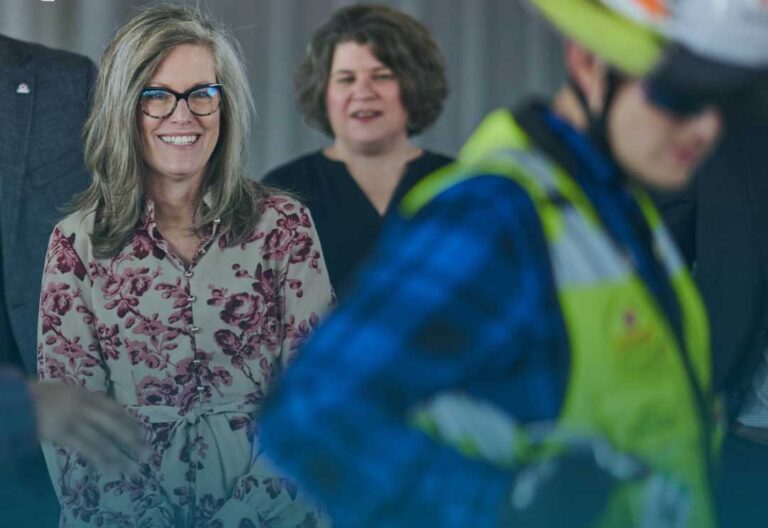 Fomentan fuerza laboral con programa de becas