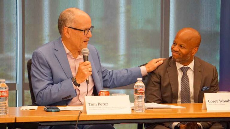 Tom Pérez defiende progreso económico y climático