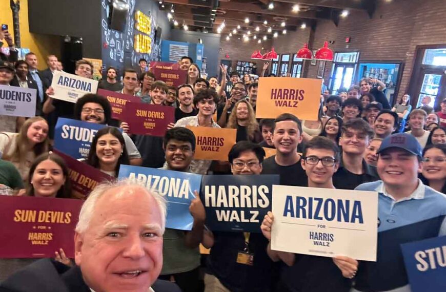 Tim Walz habla con estudiantes en Mesa 