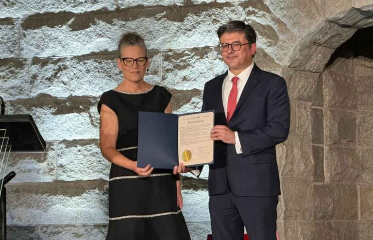 Gobernadora Katie Hobbs participa en ceremonia de “El Grito” 