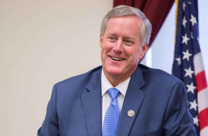 Falla petición de líder de falsos electores por salir de Arizona