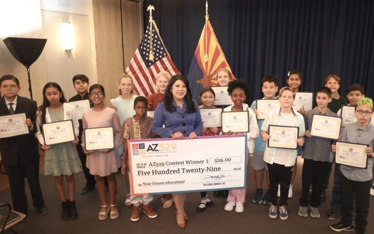 Estudiantes de Arizona reciben 529 dólares para ahorrar y cumplir sus sueños