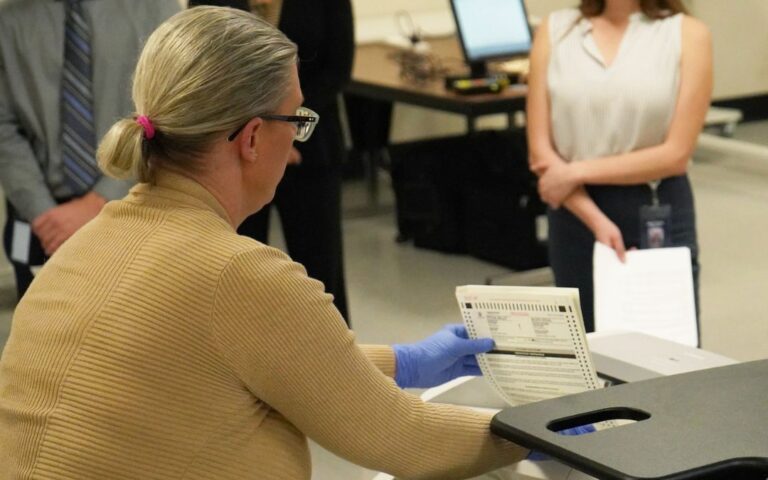 Legisladores buscan aliviar la escasez de personal electoral en Arizona
