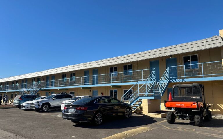 Alcaldesa de Phoenix y UMOM inauguran albergue para familias sin hogar