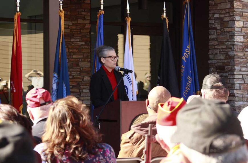 Gobernadora Katie Hobbs pide dejar elecciones atrás y llama al trabajo conjunto