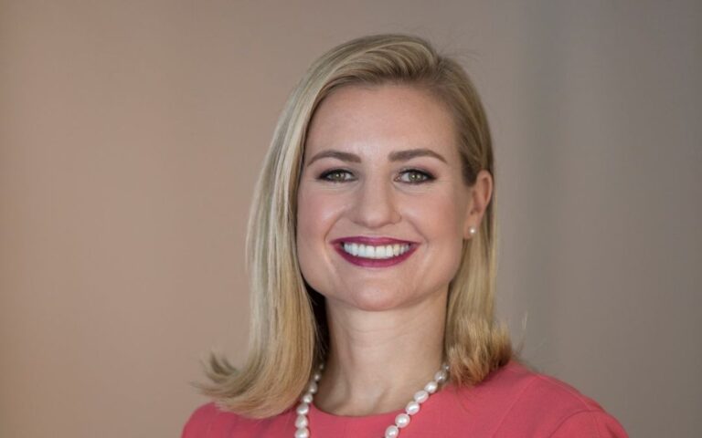 Alcaldesa de Phoenix, Kate Gallego, es reconocida como ‘Changemakers 2025’ por CNBC