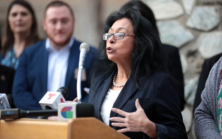 Lydia Hernández llama a la unidad y resistencia contra la Prop. 314 en Arizona