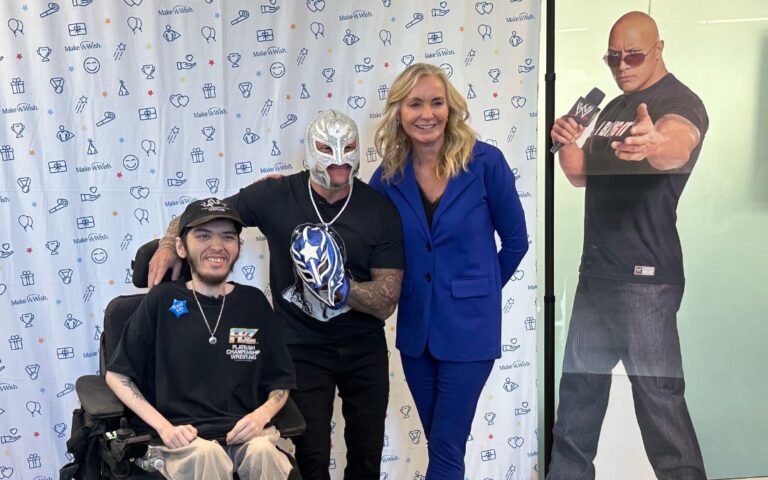 Luchador de la WWE, Rey Misterio, cumple deseos y dibuja sonrisas