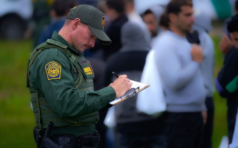 Inmigrantes temen a la deportación masiva y a la Prop. 314 en Arizona