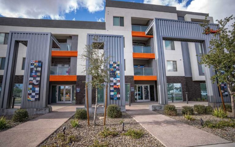 Ayuntamiento de Phoenix aprueba proyectos de nuevas casas asequibles