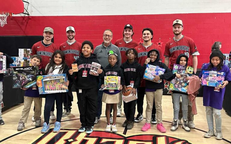 ¡Sorpresa navideña! Jugadores de los Diamondbacks alegran la vida de niños en Phoenix