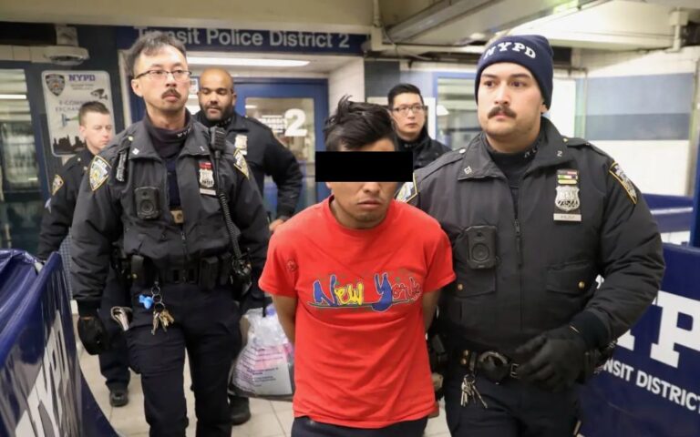 Tragedia en Nueva York: hombre prende fuego a una mujer en el metro