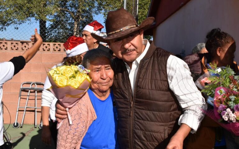 Familias divididas por la frontera se vuelven a encontrar en conmovedora reunión