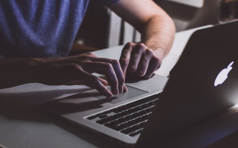 Gobernadora lanza ConnectAllAZ para llevar internet de alta velocidad a todos 